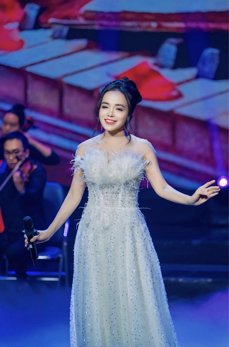 NSƯT Lan Anh từng đỗ Thủ khoa Học viện Âm nhạc Quốc gia Việt Nam.