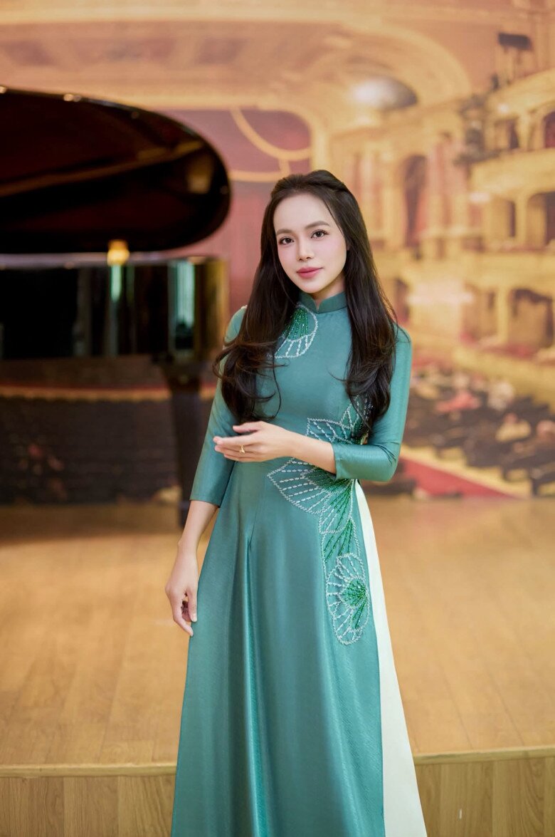 NSƯT Lan Anh được yêu mến bởi giọng hát đầy nội lực và truyền cảm.