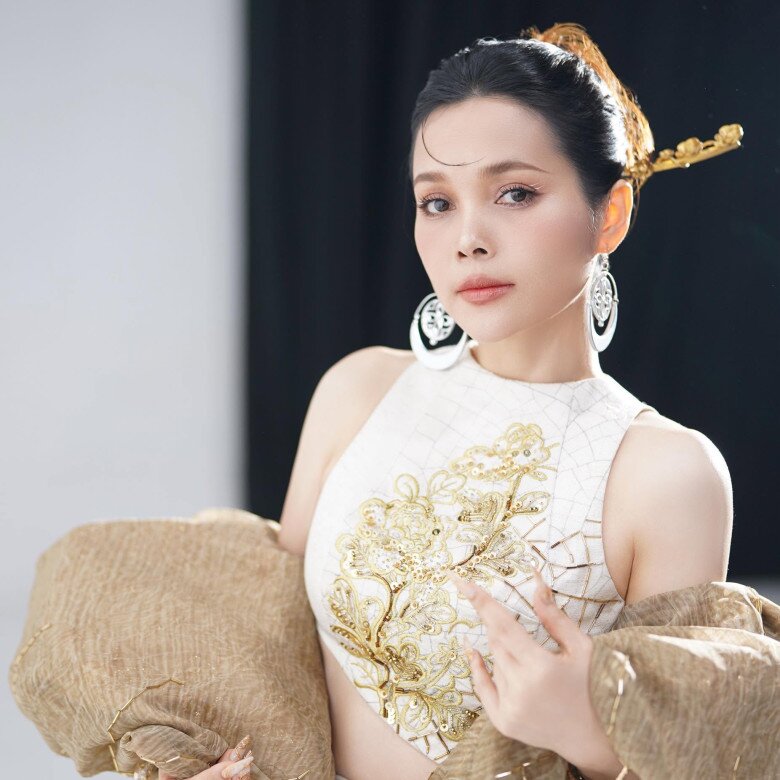 Nữ ca sĩ miệt mài theo đuổi hành trình nghệ thuật, chịu khó thay đổi hình ảnh để phù hợp với thị trường.