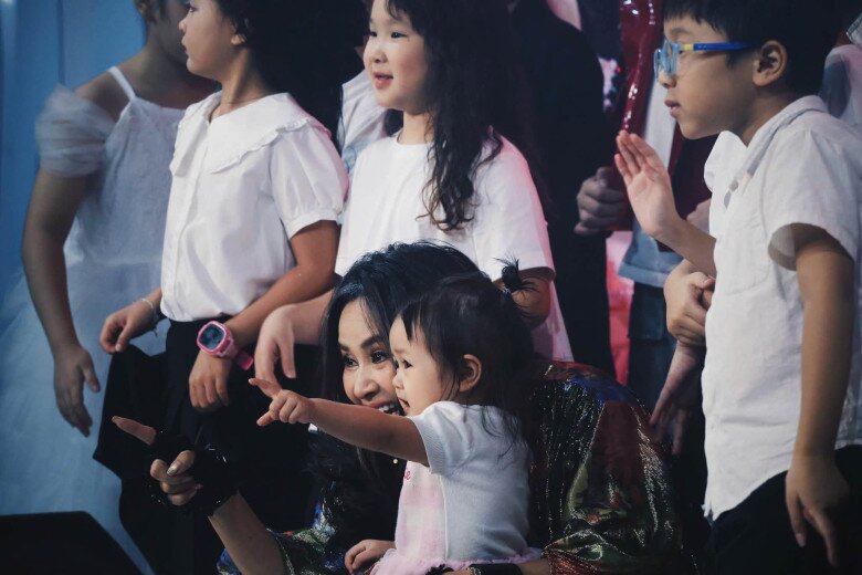 Nữ NSND hạnh phúc khi ở bên cháu ngoại.