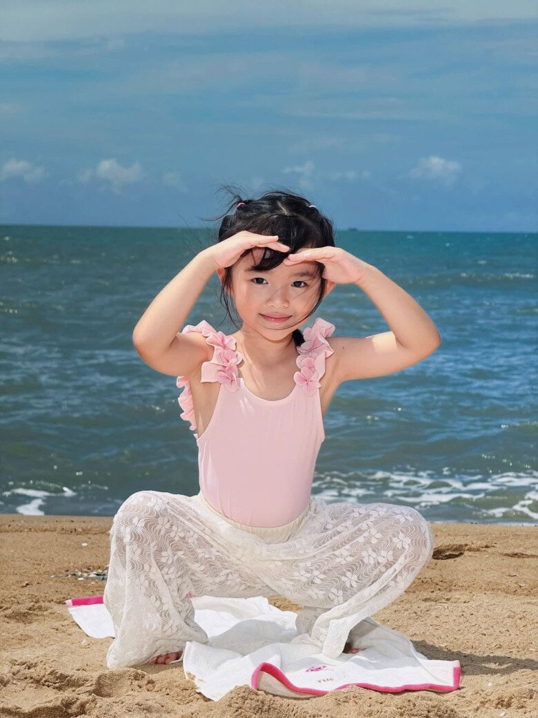 Con gái đầu lòng đáng yêu của Đông Nhi và Ông Cao Thắng.