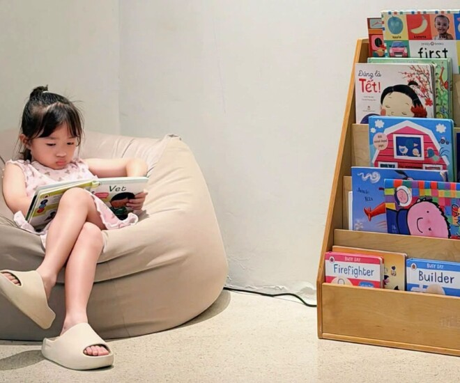 Bé Winnie chăm chú đọc sách, khiến Đông Nhi tự hào vì ngày càng trưởng thành.