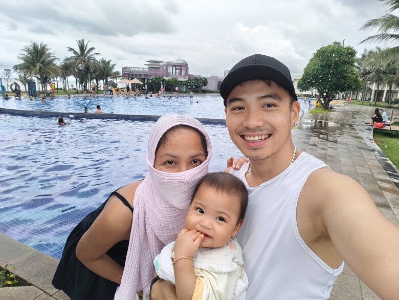 Cặp đôi tạo điều kiện cho con gái tiếp xúc với nhiều môi trường.