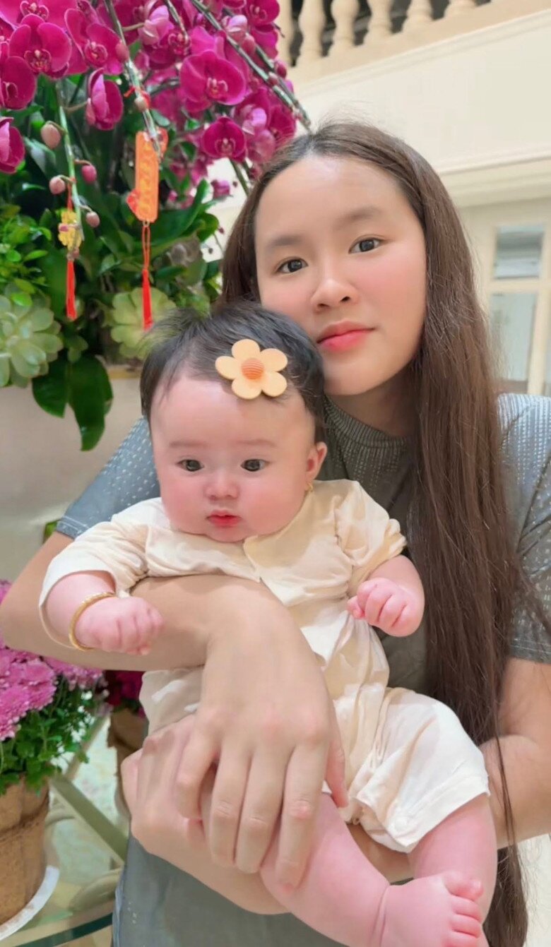 Con gái của Hoa hậu Phương Lê yêu thương, chăm sóc bé Kẹo.