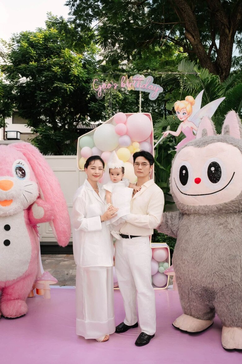 Ngô Thanh Vân và Huy Trần chăm sóc con gái rất kỹ lưỡng.