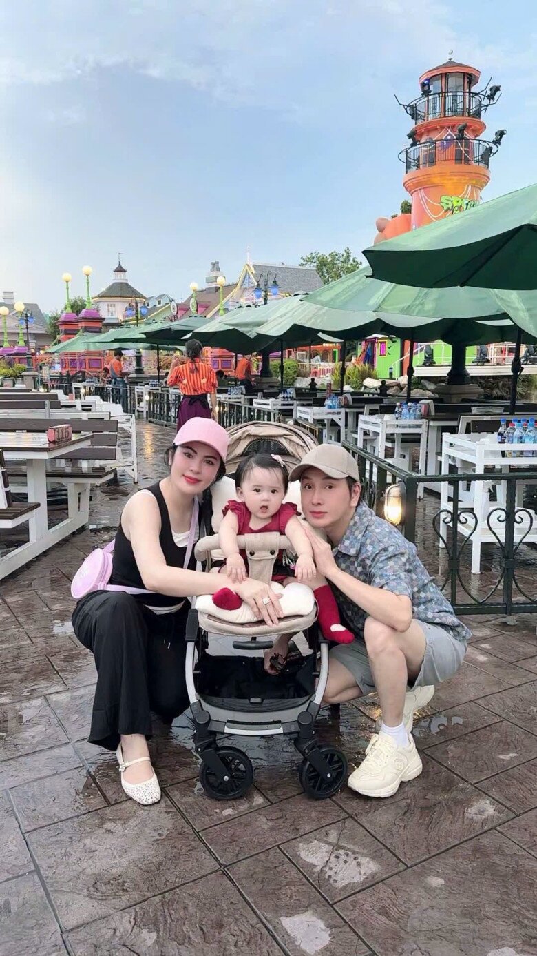 Gia đình hạnh phúc của Hoa hậu Phương Lê và NSƯT Vũ Luân.