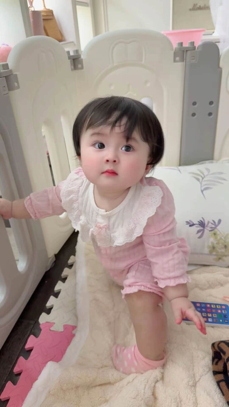 Bé Kẹo được bố mẹ chăm sóc kỹ lưỡng, lúc nào cũng xinh xắn như búp bê.