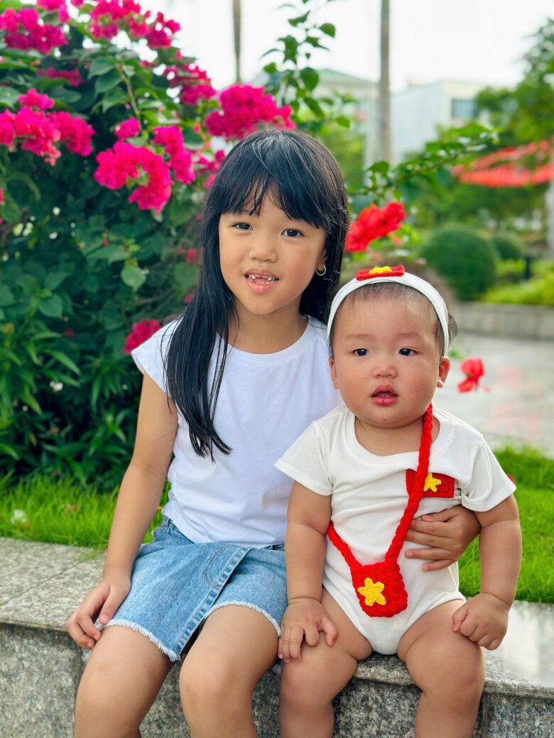 Bé Gạo rất ra dáng chị cả, biết yêu thương và chăm sóc em trai.