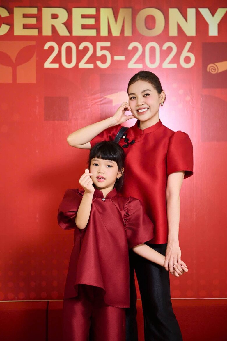 Bé Gạo được nhận xét xinh xắn, thừa hưởng nhiều nét đẹp từ mẹ.