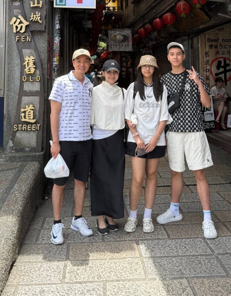 Hoa hậu Thùy Lâm được khen ngợi nuôi dạy con khéo léo.