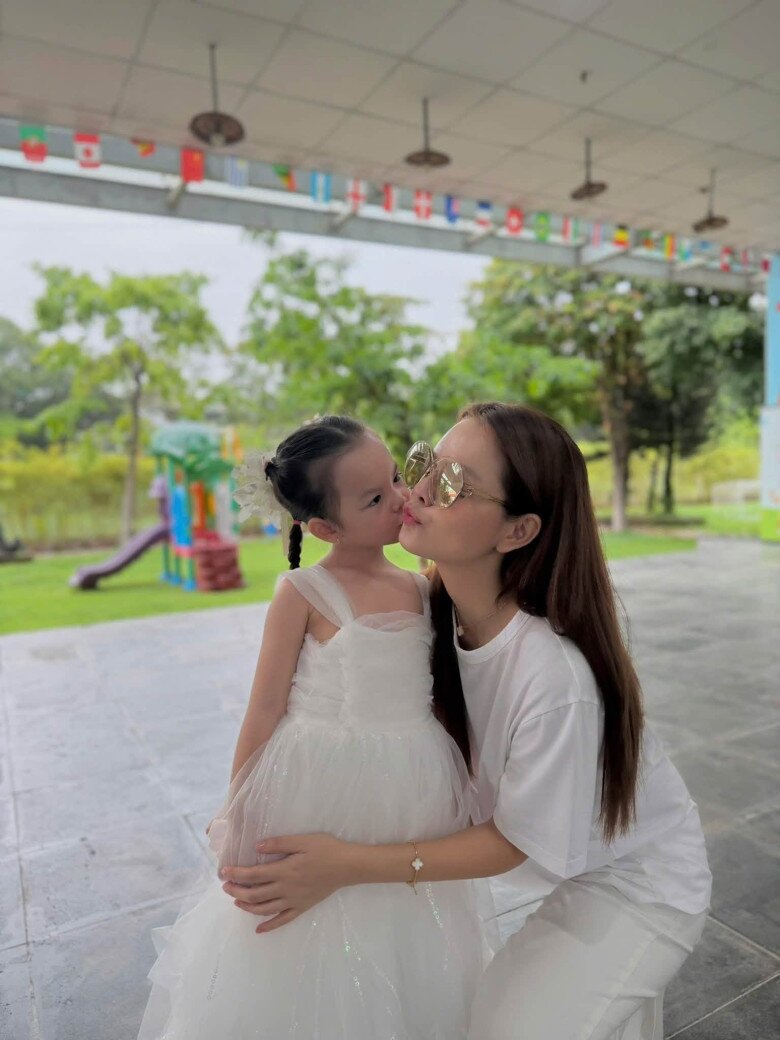 Phạm Quỳnh Anh thường chia sẻ những hình ảnh của con gái lên mạng xã hội.