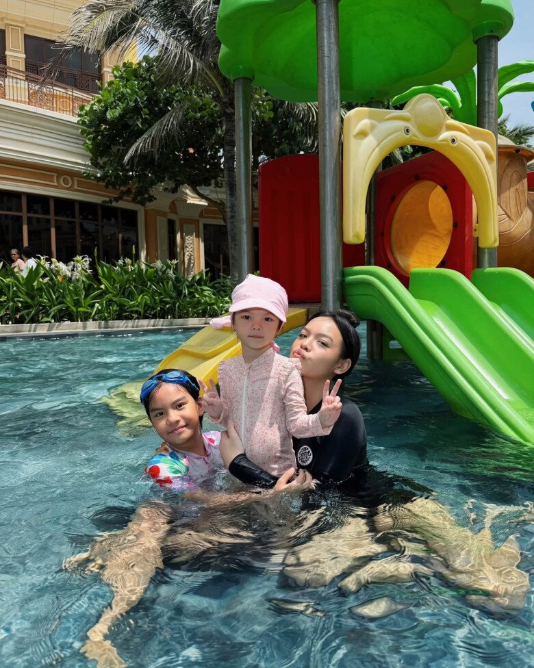 Tuệ Lâm ra dáng chị cả, biết yêu thương và phụ mẹ chăm sóc 2 cô em gái.
