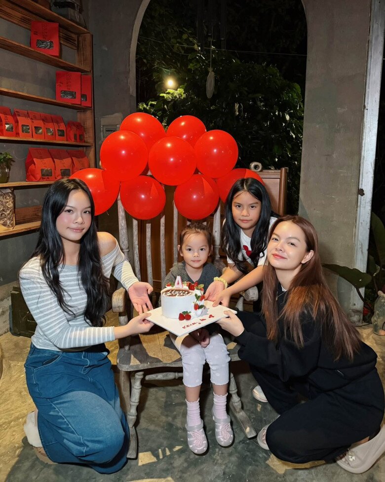 Phạm Quỳnh Anh được khen ngợi khi nuôi 3 con gái chu toàn, kỷ luật.