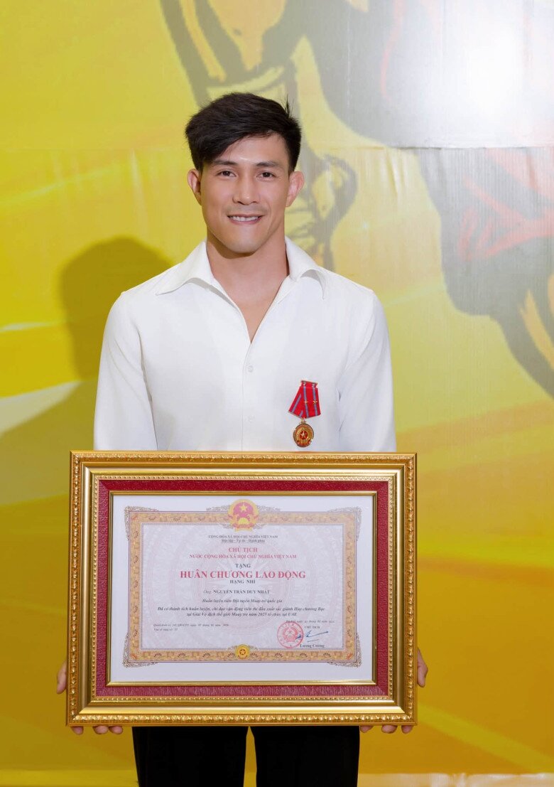 Nguyễn Trần Duy Nhất cũng được trao tặng Huân chương Lao động hạng Nhì với vai trò huấn luyện viên của đội tuyển Muay trẻ quốc gia.