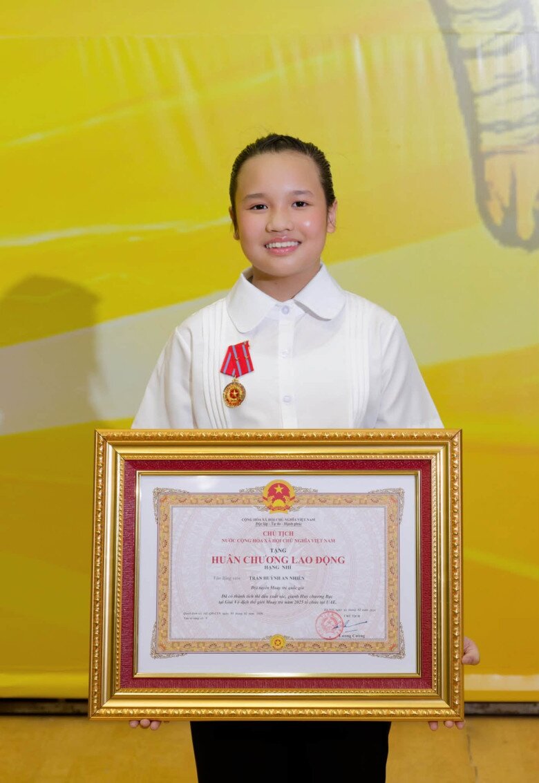 Con gái Nguyễn Trần Duy Nhất được trao Huân chương Lao động hạng Nhì.