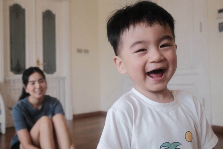 Bé Panda phát triển vượt trội nhờ được mẹ chăm khéo léo.