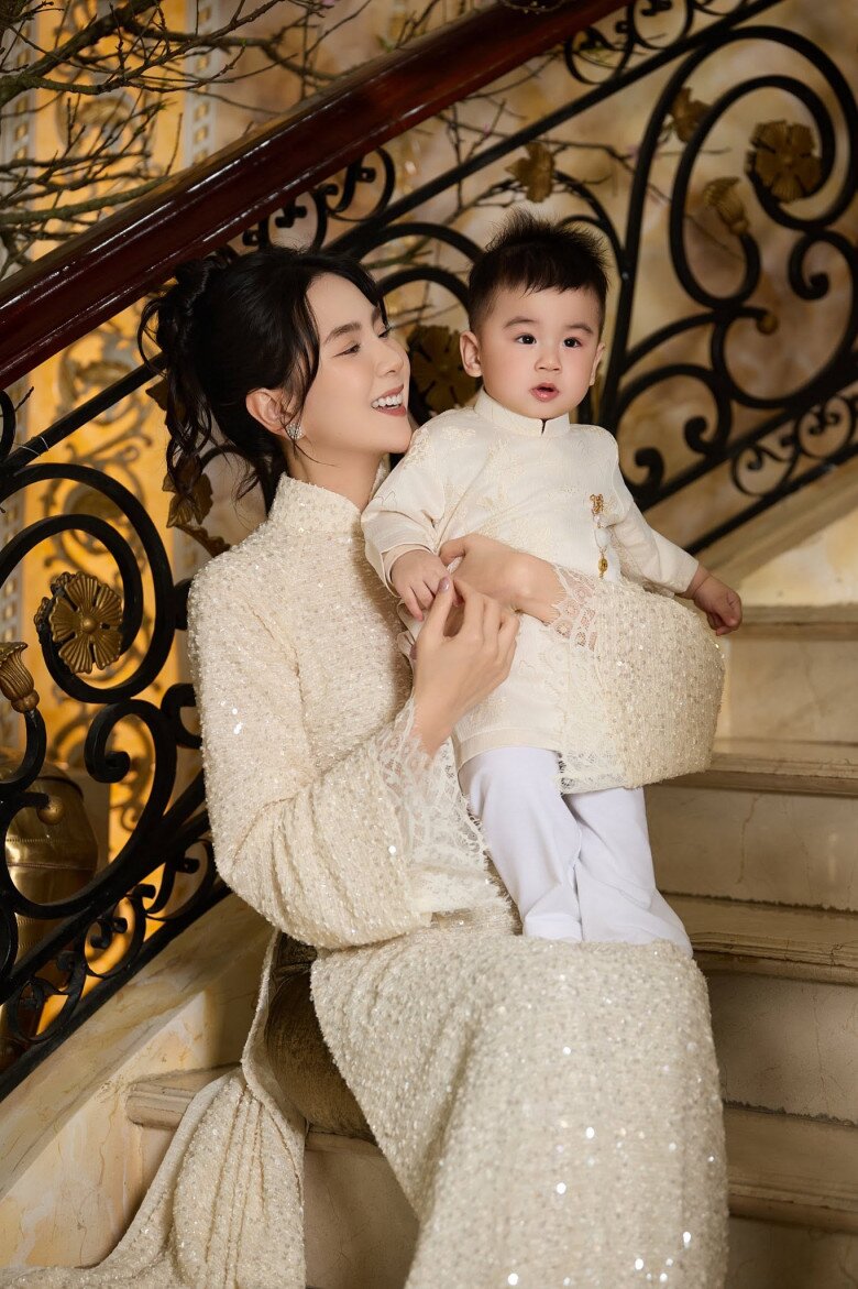 Mai Ngọc được khen ngợi chăm sóc quý tử đầu lòng khéo léo, khoa học.
