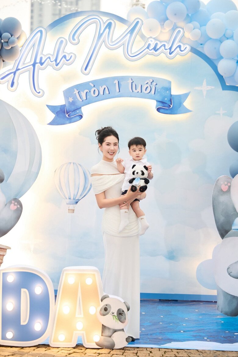 MC Mai Ngọc thường xuyên chia sẻ những khoảnh khắc của quý tử đầu lòng lên mạng xã hội.