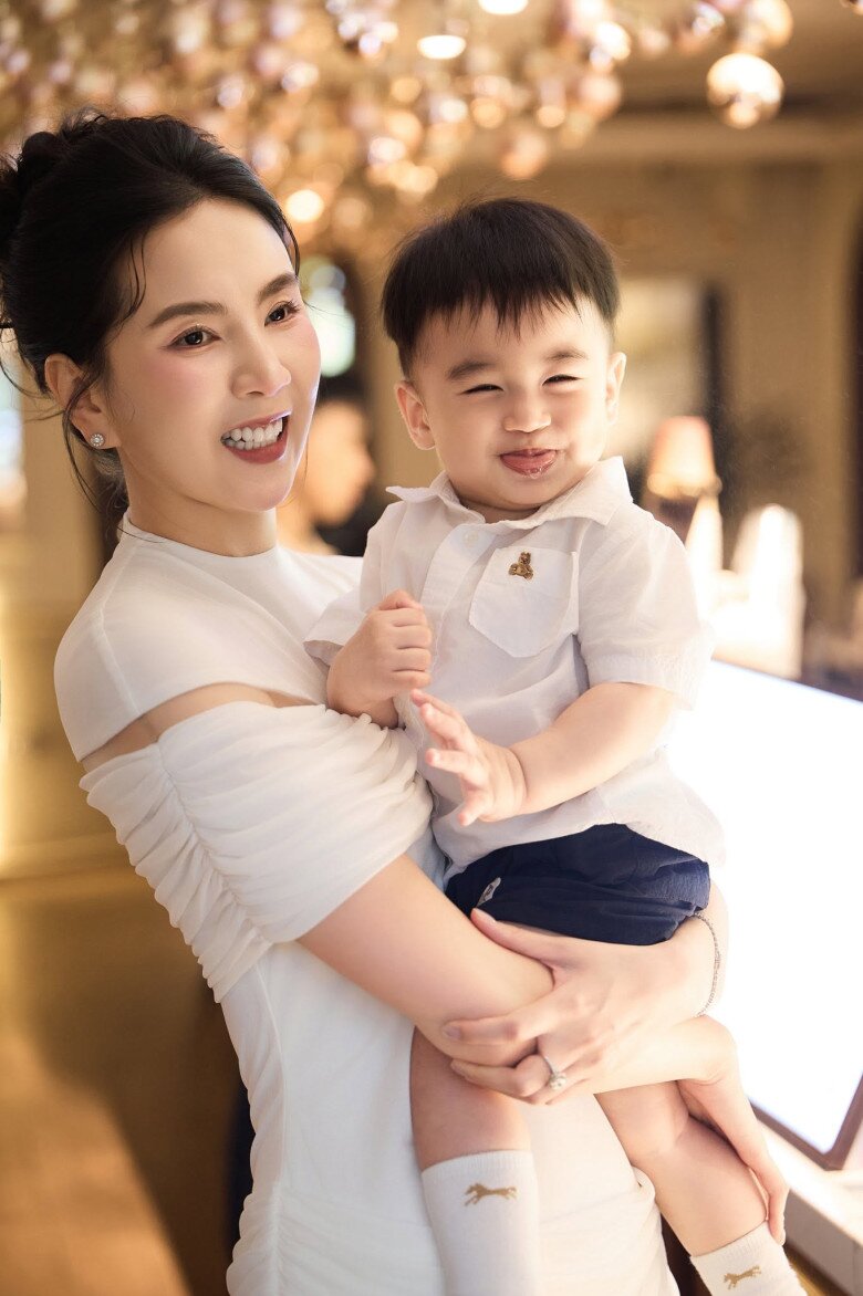Nữ MC thường xuyên chia sẻ những khoảnh khắc của con trai lên mạng xã hội.