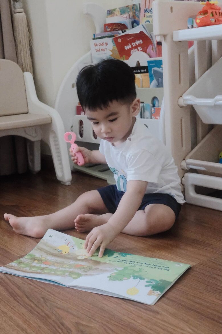 Bé Panda dù chỉ mới 1 tuổi nhưng đã sở hữu tủ sách đồ sộ cả tiếng Anh lẫn tiếng Việt.