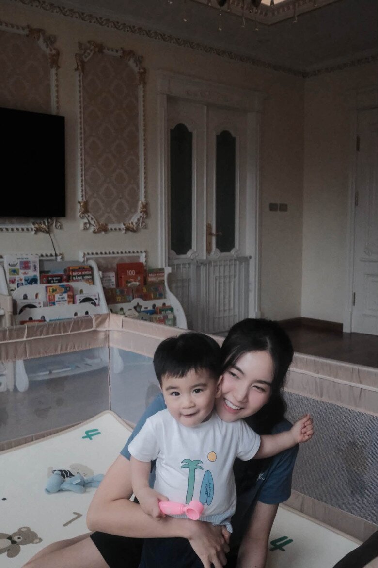 Cách nuôi dạy con của MC Mai Ngọc nhận được nhiều lời khen.