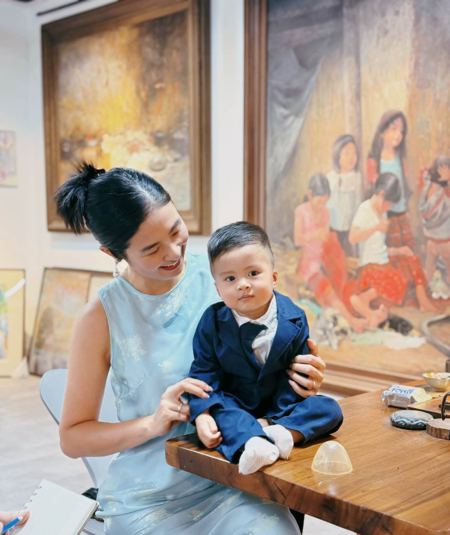 Bé Pi được khán giả nhận xét là “bản sao” của bố, rất kháu khỉnh và đáng yêu.