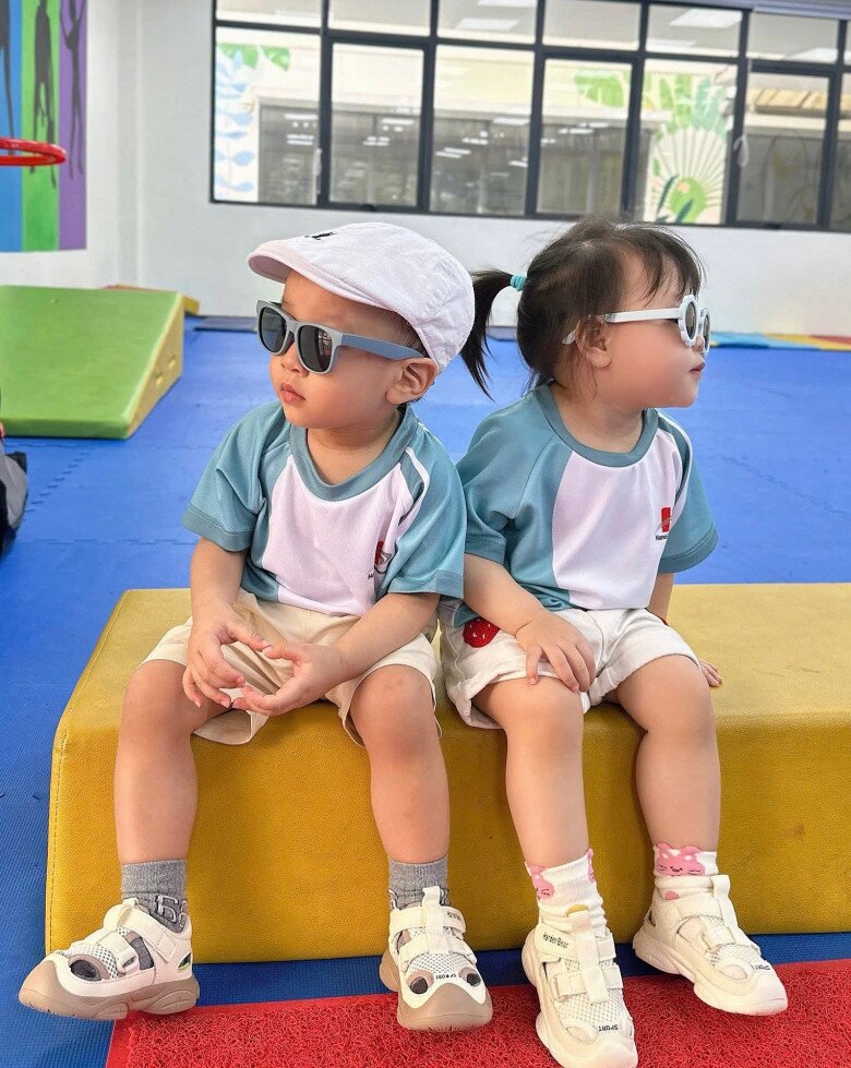 Cặp song sinh nhà nữ diễn viên được đi học mẫu giáo từ sớm.