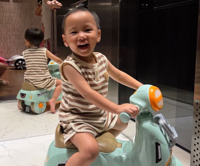 Con trai Phương Oanh được khen ngày càng khôi ngô, cười tươi giống mẹ.