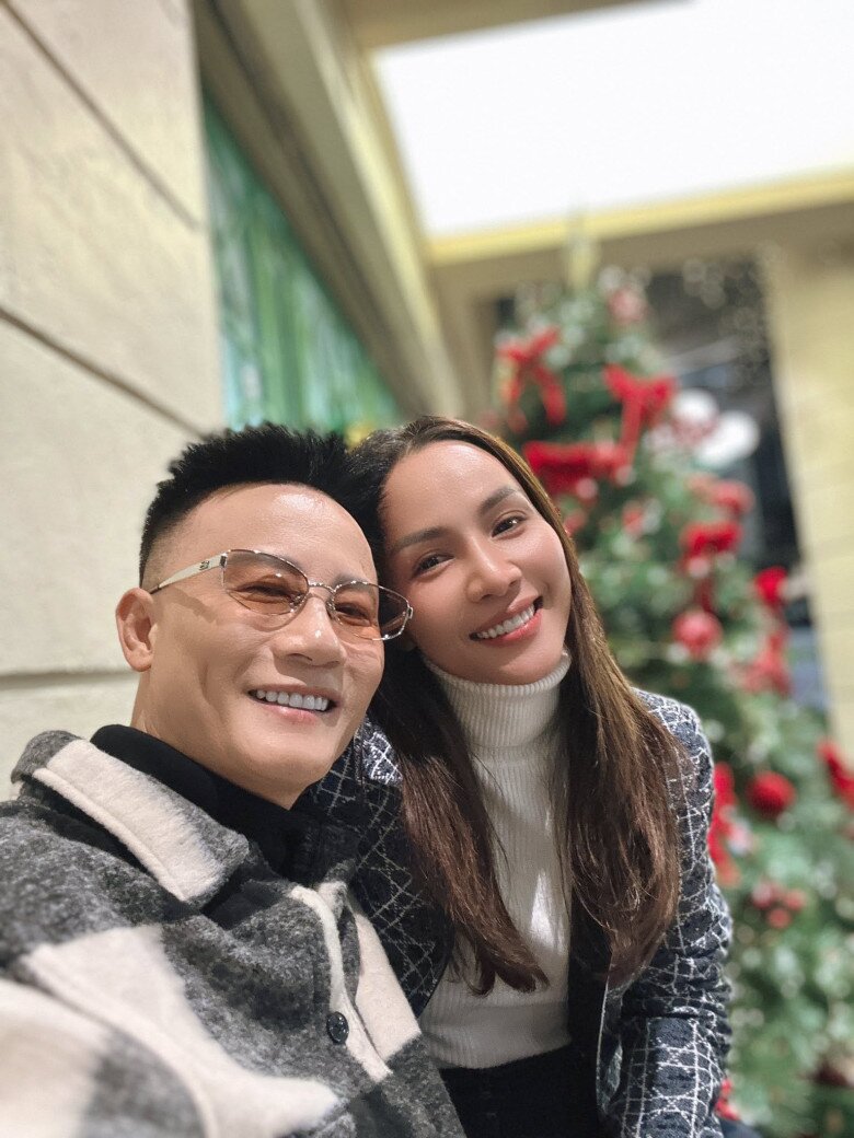 Hoàng Bách có cuộc sống hôn nhân viên mãn với bà xã cựu người mẫu.