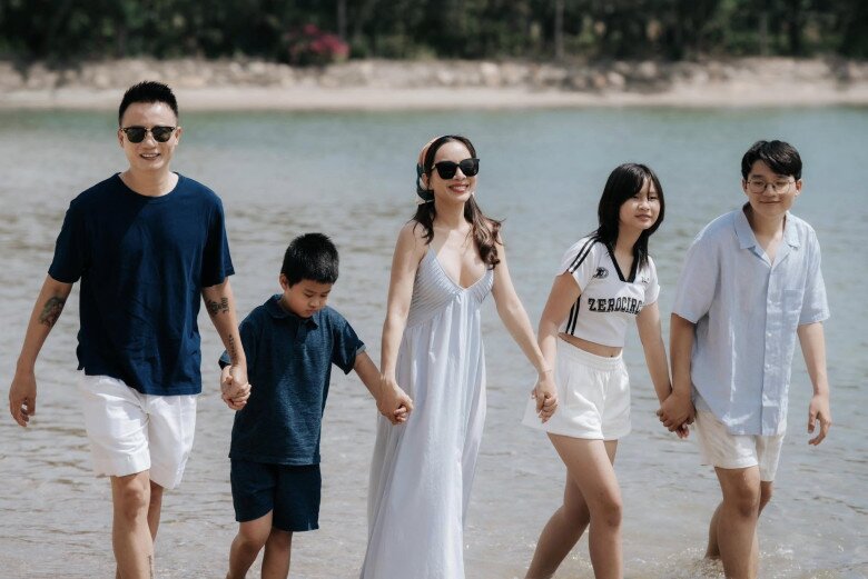 Gia đình đông con của Hoàng Bách và Thanh Thảo.
