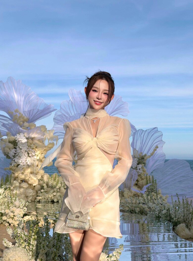 Huyền Baby là hot girl Hà thành đời đầu, được nhiều khán giả yêu mến bởi nhan sắc xinh đẹp.