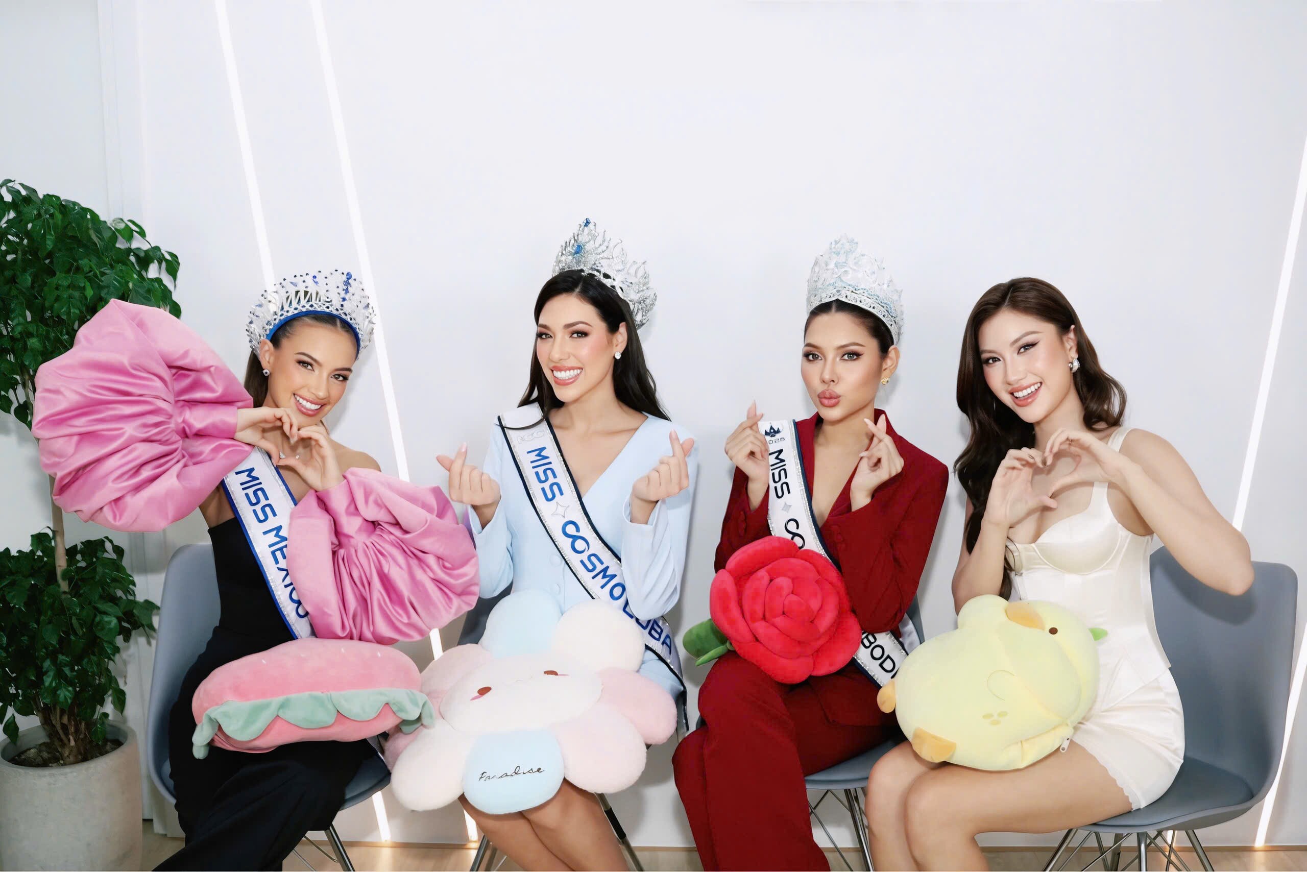 Dàn mỹ nhân Miss Cosmo 2026 và Hoa hậu Phương Linh tại buổi giao lưu.