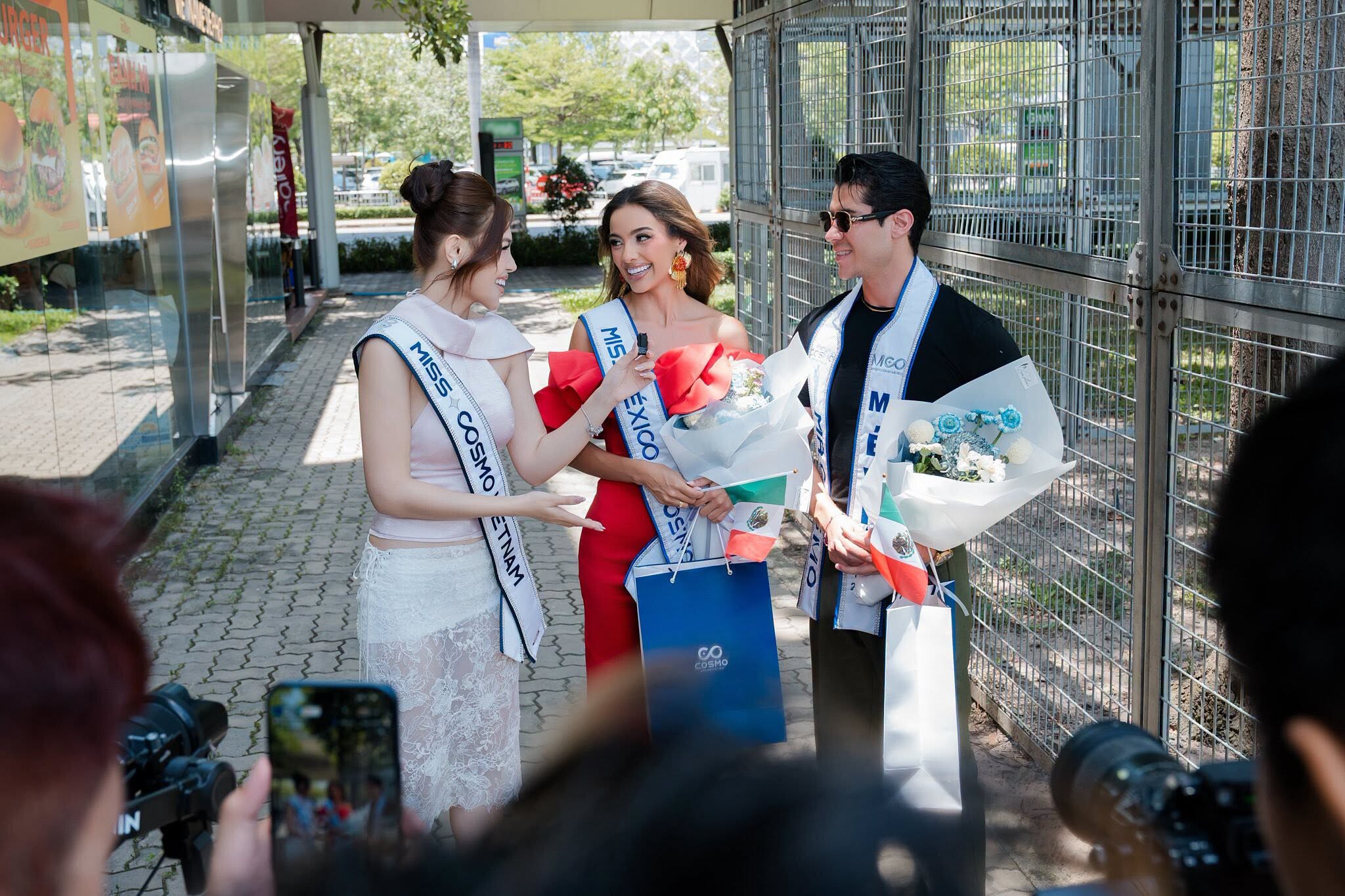 Miss Cosmo Mexico và bạn trai sang Việt Nam tham dự họp báo khởi động cuộc thi.