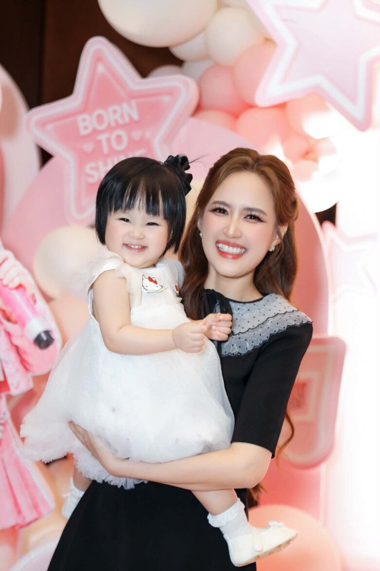 Bé Jennie được nhận xét thừa hưởng nhiều nét đẹp từ mẹ diễn viên.