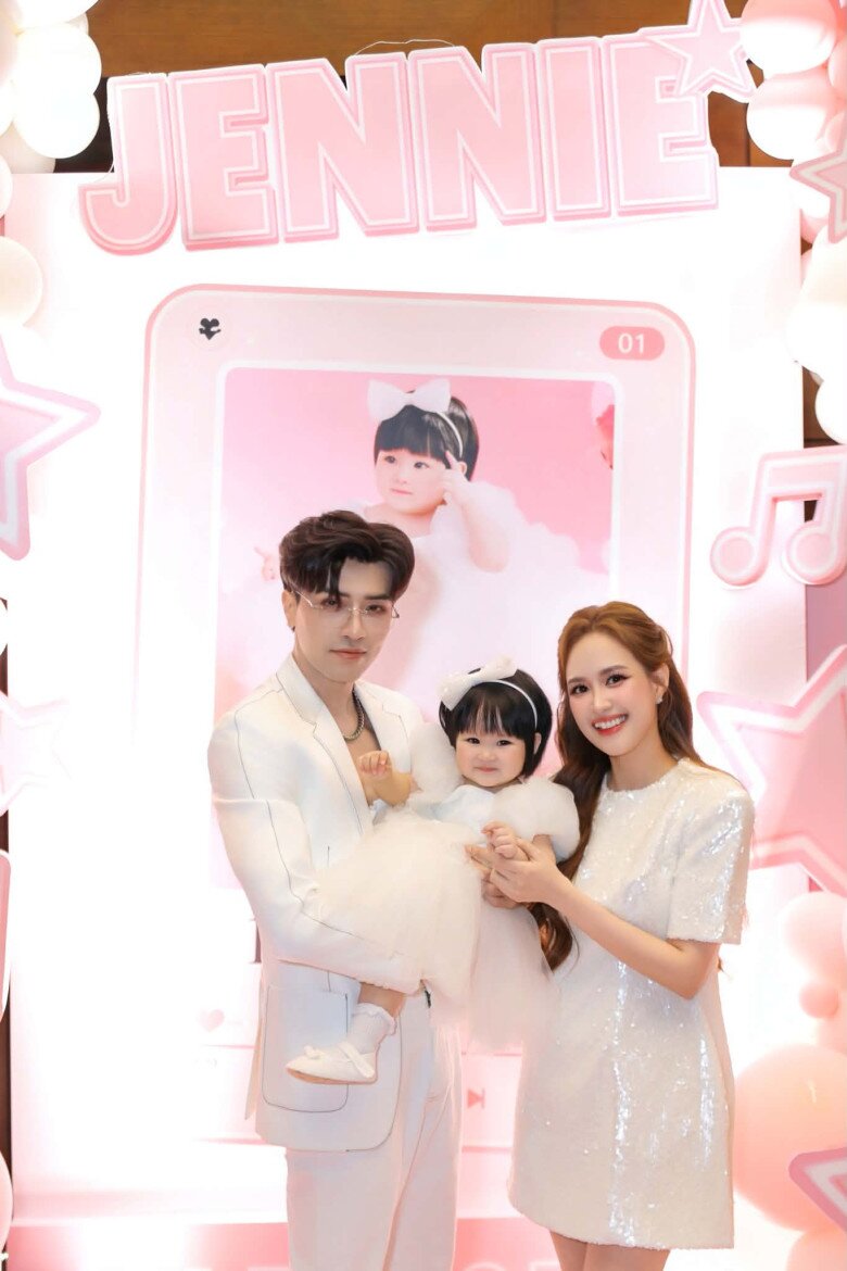 Vợ chồng Phương Hằng và Anh Tâm hạnh phúc khoe ái nữ đầu lòng kháu khỉnh.