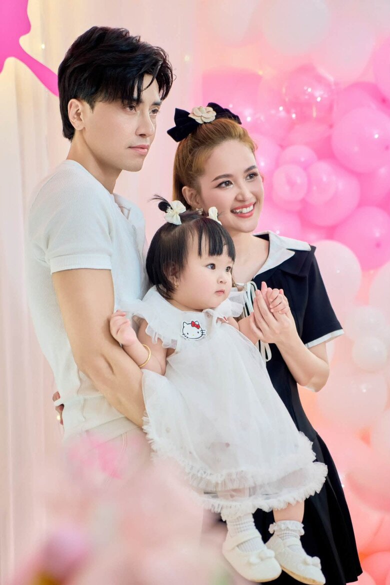 Diễn viên Phương Hằng cảm thấy may mắn vì luôn được ông xã và bố mẹ đồng hành, ủng hộ.