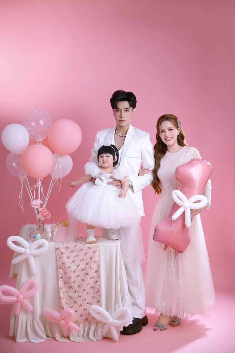 Phương Hằng nhận xét bé Jennie có ngoại hình như “bản sao” của mẹ, còn tính cách thì giống bố.