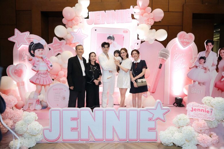 Ông bà ngoại và dì út quây quần bên bé Jennie ở buổi tiệc.