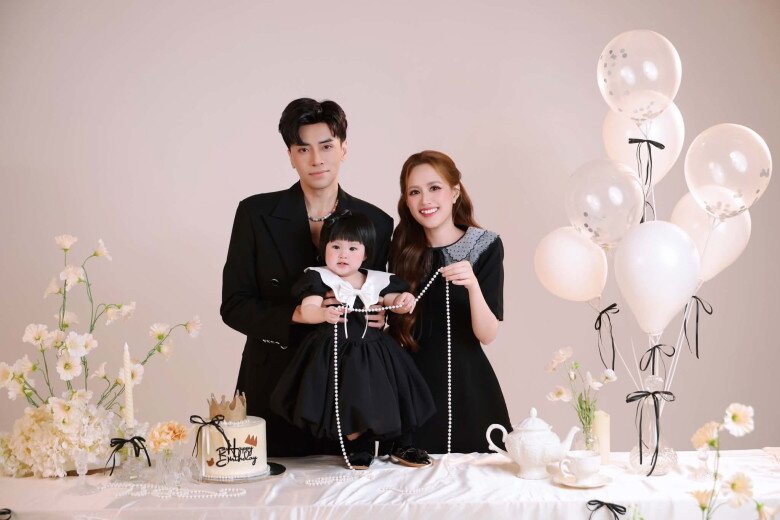 Vợ chồng Phương Hằng - Anh Tâm đón con gái đầu lòng sau 8 năm kết hôn.