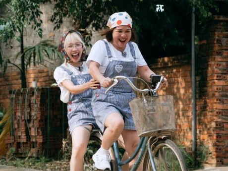 Hậu Hoàng đưa mẹ quân nhân tham gia truyền hình thực tế, Châu Bùi khoe bố phong độ trong "Dấu Chân Tình Thân"