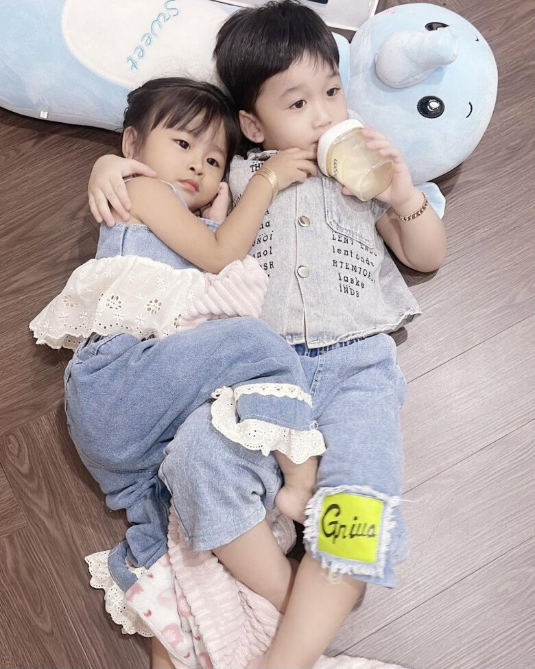 Cặp đôi chuẩn bị tiền học cho con đến năm 18 tuổi, đầu tư dài hạn cho các bé phát triển toàn diện.