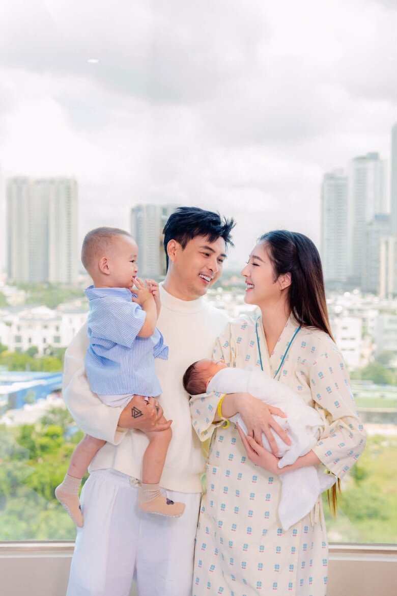 Vợ Hồ Quang Hiếu sinh con thứ 2, được chồng chăm sóc chu đáo.