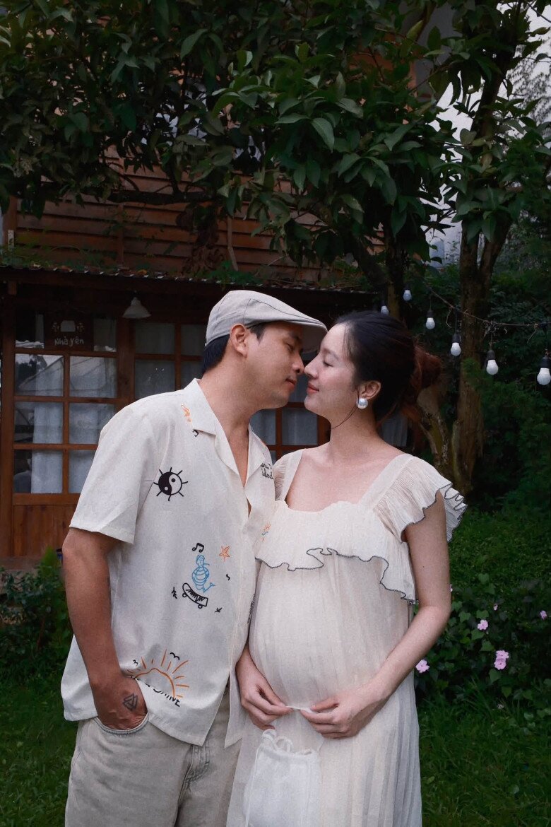 Cặp đôi chênh lệch 17 tuổi, tình cảm mặn nồng sau nhiều năm bên nhau.