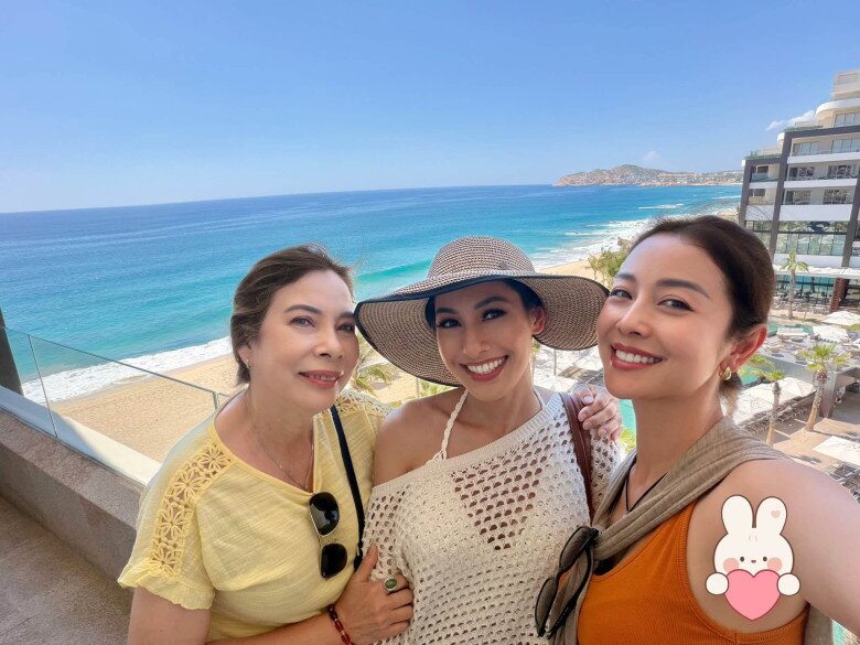 Hoa hậu Jennifer Phạm tự hào khi mình và em gái thừa hưởng nhiều nét đẹp từ mẹ.