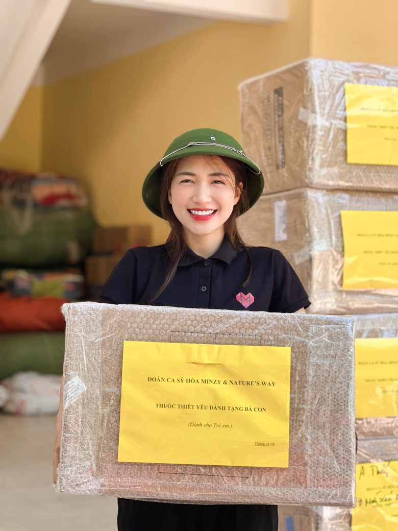 Nữ ca sĩ thường xuyên tham gia các hoạt động thiện nguyện.