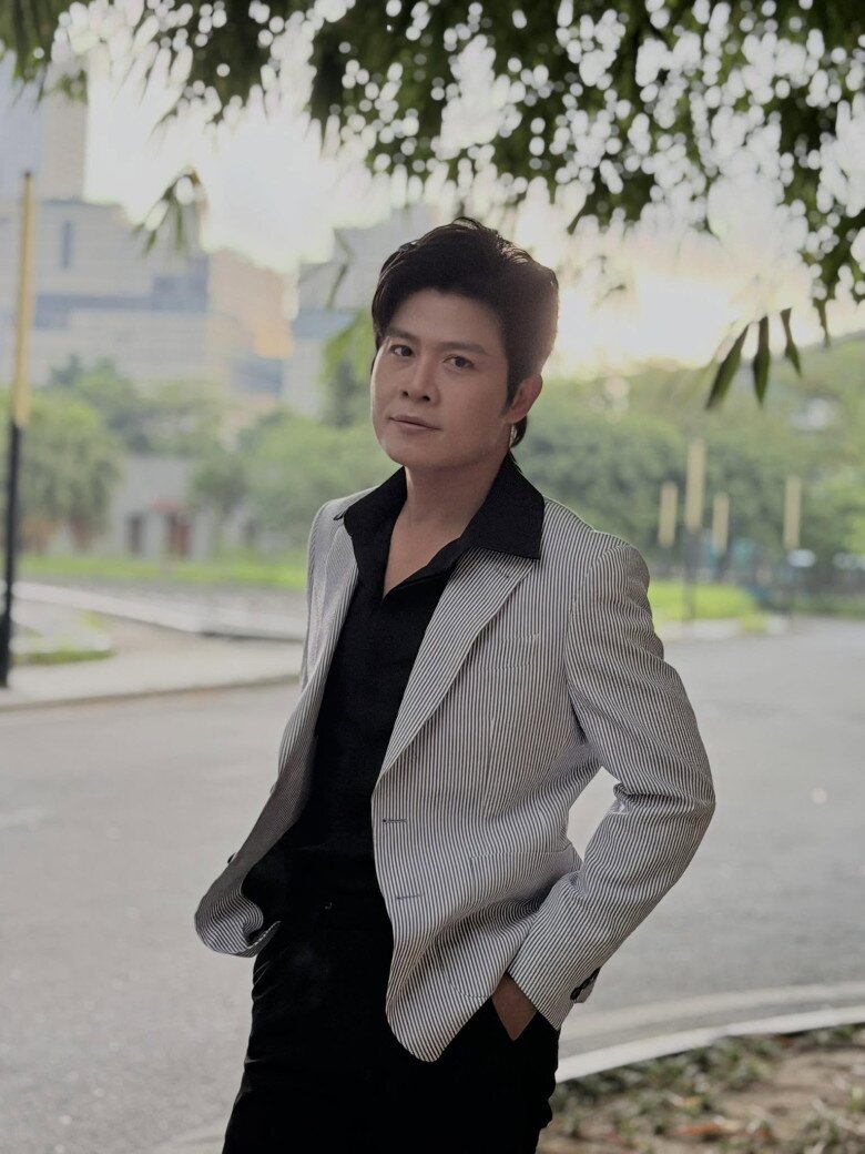 Nhạc sĩ Nguyễn Văn Chung từng là cựu học sinh trường THPT chuyên Lê Hồng Phong. Sau đó, anh tốt nghiệp chuyên ngành Du lịch tại Đại học Ngoại ngữ - Tin học TP HCM. Hiện tại, ở tuổi ngoài 40, nam nhạc sĩ vẫn đèn sách đi học tại Nhạc viện TP HCM, chuyên ngành Sư phạm âm nhạc.