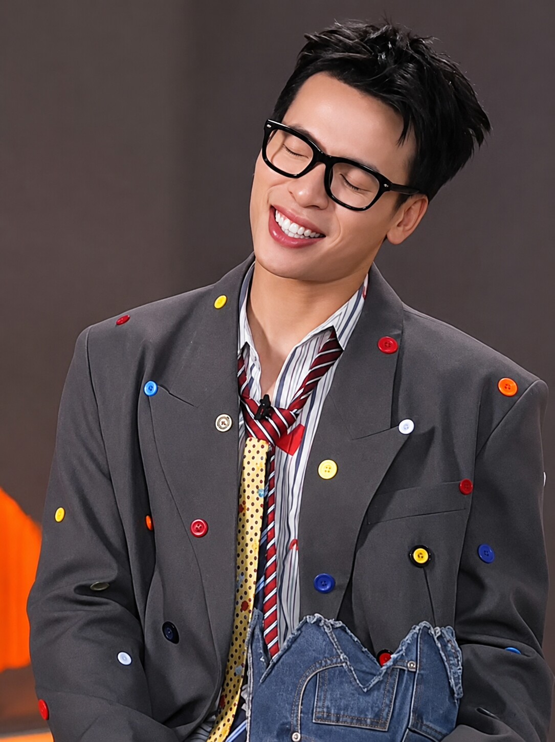 Quách Văn Thơm (Da LAB) là cựu sinh viên của Học viện Báo chí và Tuyên truyền. Trước khi theo đuổi nghệ thuật, nam ca sĩ từng có khoảng thời gian 3 năm làm phóng viên mảng pháp luật - xã hội.