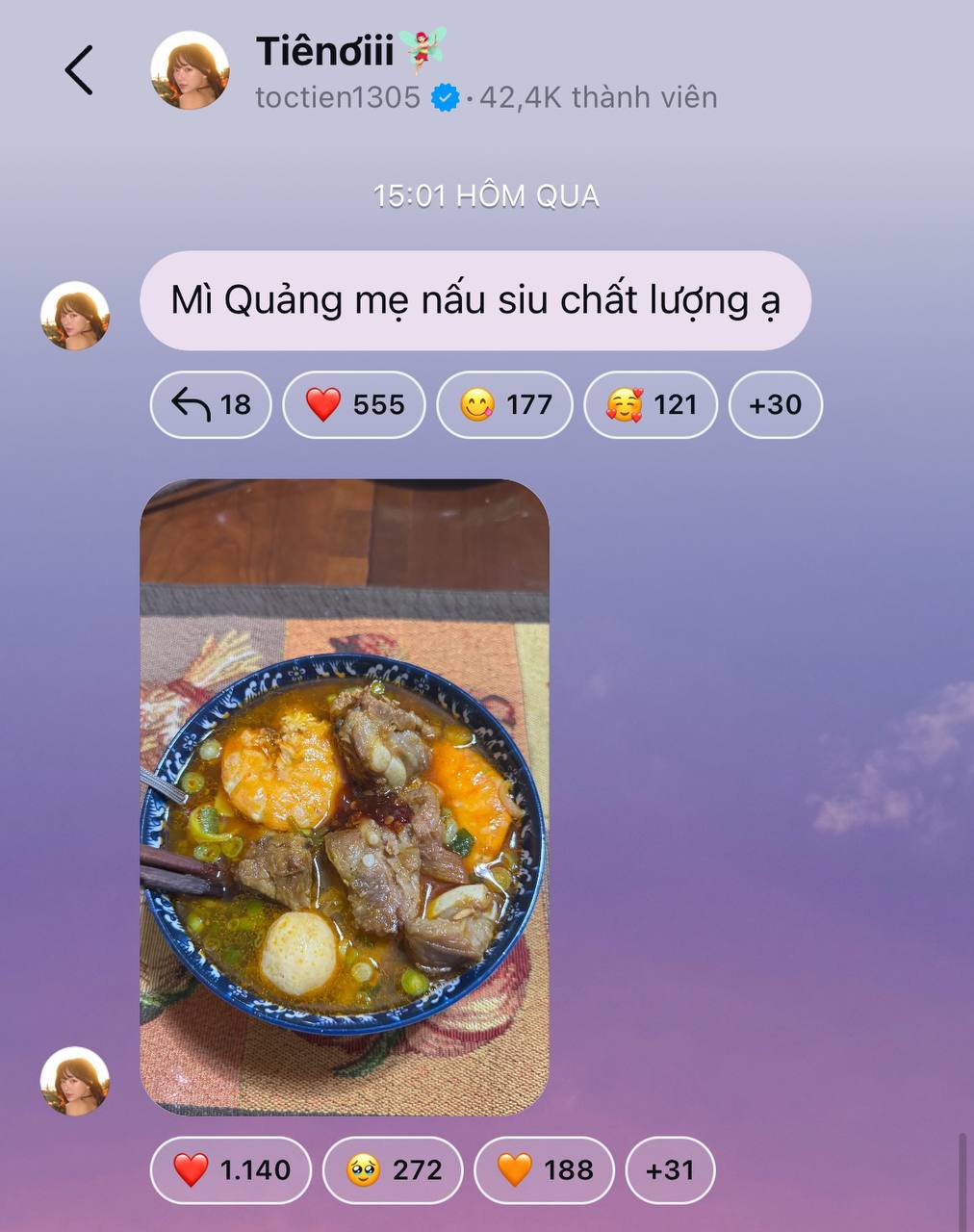 Nữ ca sĩ khoe với người hâm mộ những khoảnh khắc mẹ ruột quan tâm mình.