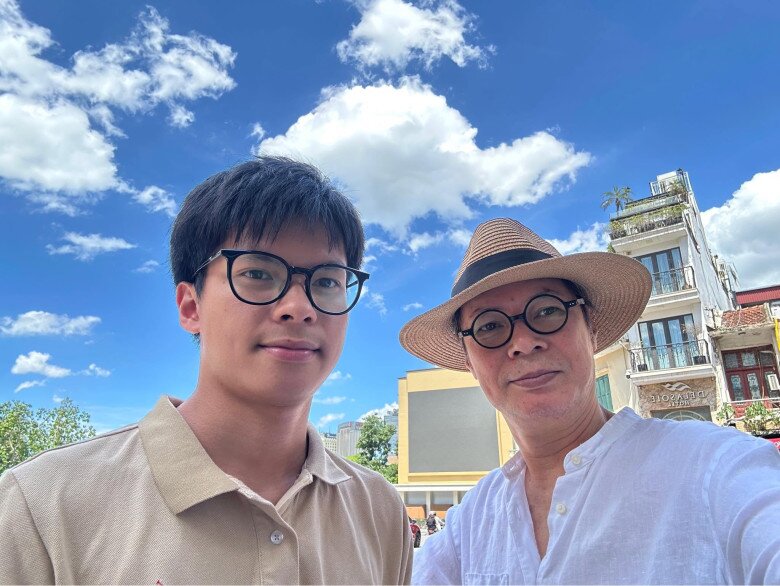 Nam nghệ sĩ đích thân đưa con trai đến trường thi, nhắn nhủ nhiều lời động viên.