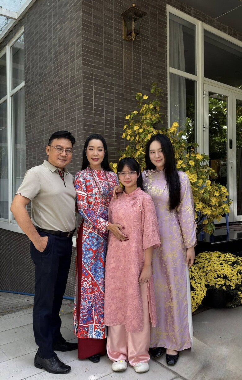 Gia đình hạnh phúc của nữ nghệ sĩ và chồng doanh nhân.